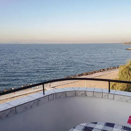 Апартамент Three-bedroom In Поморие